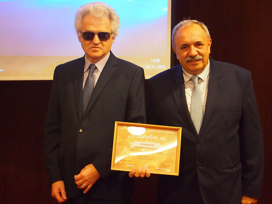 Ing. Jozef Grapa preberá ocenenie ZlatyErb.sk