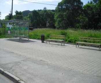 Nové lavičky už slúžia cestujúcim