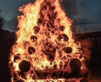 Rocková noc v žiari Vatry zvrchovanosti