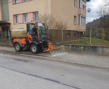 Čistenie chodníkov, ulíc a komunikácií v našom meste
