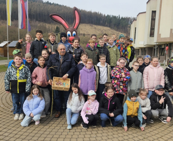 Veľká noc prichádza do Krásna, námestie zdobia aj školáci