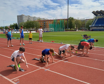Mladá atletika v Krásne rastie: skvelé výsledky v 1. kole