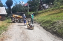 Aj tento rok pokračujú opravy ciest v osadách